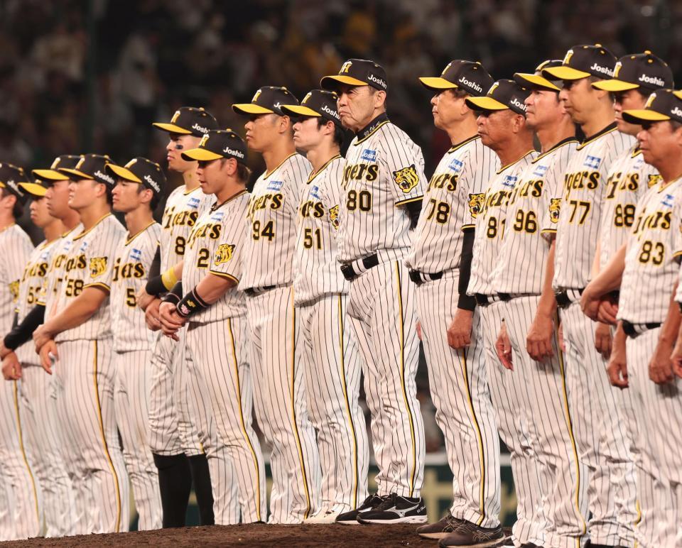 　甲子園での公式戦最終戦を終え、グラウンドに立つ岡田監督（中央）ら阪神ナイン（撮影・中田匡峻）