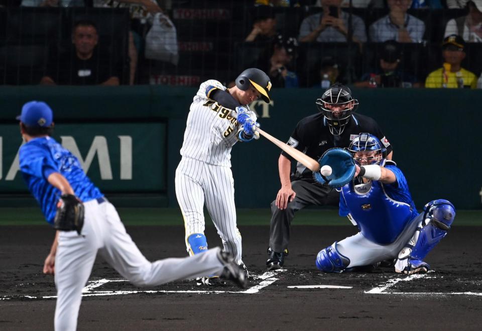 　１回、空振り三振に倒れる近本（撮影・飯室逸平）