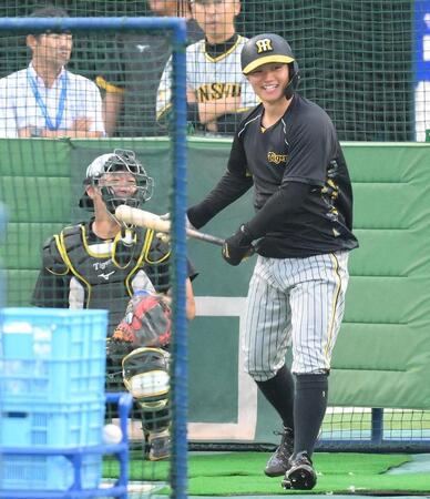 　試合前の打撃練習で笑顔を見せる森下（撮影・伊藤笙子）