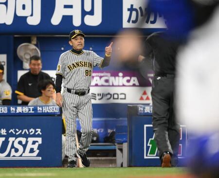 【写真】横浜スタジアムで盛大な「岡田コール」ＤｅＮＡファンからもわき起こる　温かいシーンに手を挙げて応える岡田監督