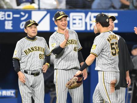 　試合後、タッチを交わす大竹（中央）。左は岡田監督（撮影・堀内翔）