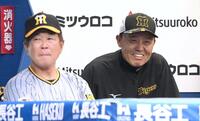 　試合前の守備練習を笑顔で見つめる岡田監督（撮影・堀内翔）