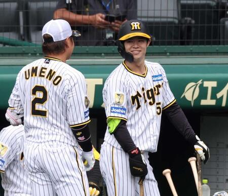　シート打撃前、梅野（左）と言葉を交わす中野