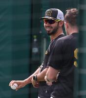 　ビーズリー（右）と話しながら笑顔を見せるゲラ（撮影・中田匡峻）