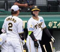 　シート打撃前、梅野（左）と言葉を交わす中野