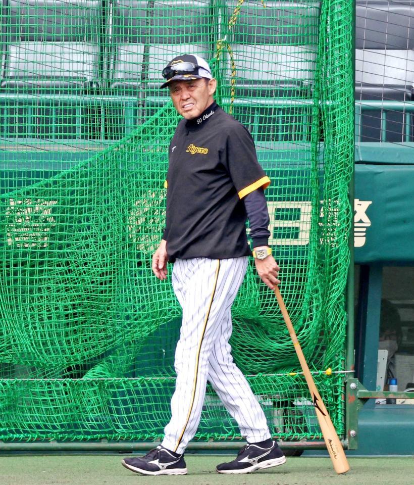 　練習を終え、引き揚げる岡田監督（撮影・中田匡峻）