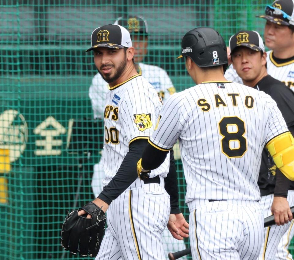 　シート打撃で打ち取った佐藤輝（８）と言葉を交わすゲラ（撮影・中田匡峻）