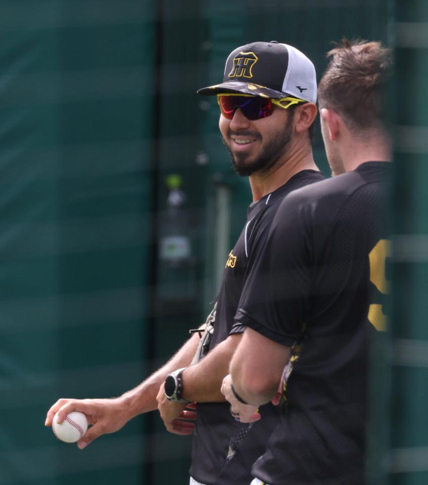 　ビーズリー（右）と話しながら笑顔を見せるゲラ（撮影・中田匡峻）