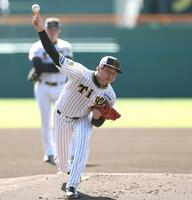 　甲子園のマウンドで投げ込む才木（撮影・田中太一）