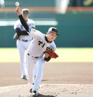 　甲子園のマウンドで投げる才木（撮影・田中太一）