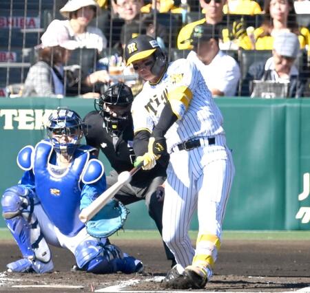 １回、先制ソロを放つ阪神・森下翔太＝甲子園（撮影・飯室逸平）