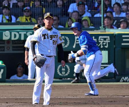 　２回、牧（右）に適時打を打たれる高橋（撮影・立川洋一郎）