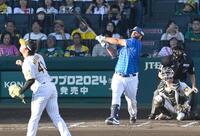 　７回、右越えにソロを放つフォード（撮影・飯室逸平）