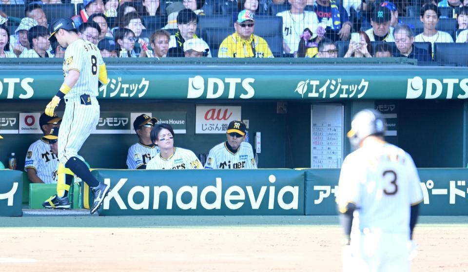 　ベンチから戦況を見つめる岡田監督（撮影・飯室逸平）