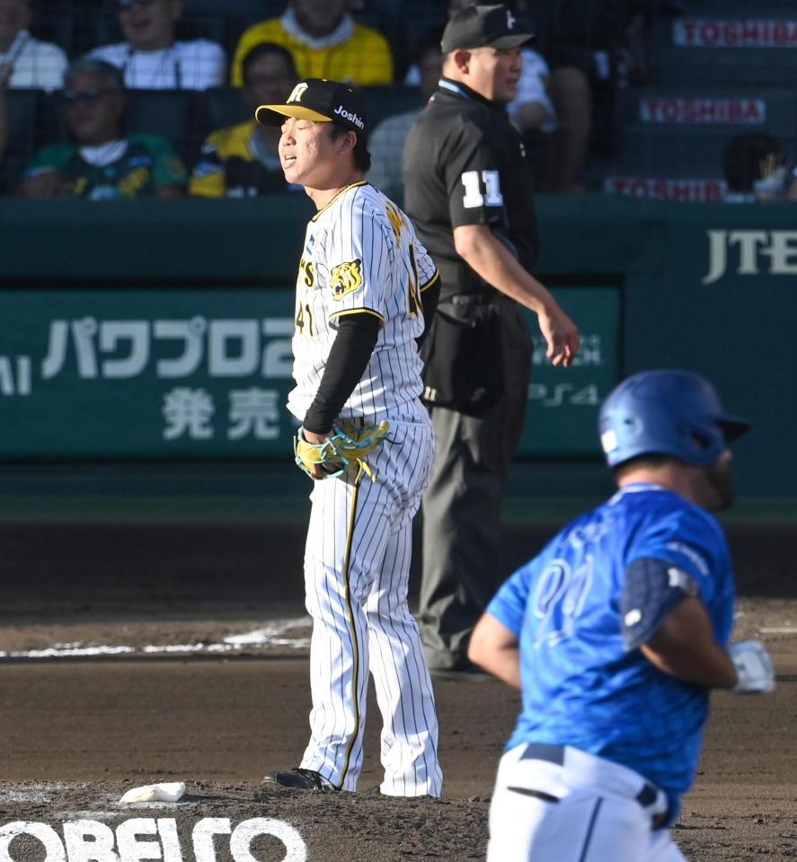 　７回、フォードにソロを打たれる村上（撮影・飯室逸平）