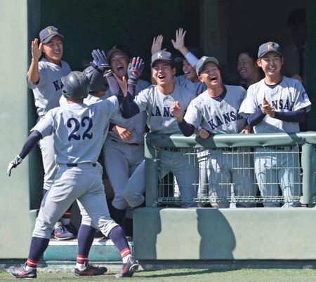 　２回、関大・森内大奈の２点適時二塁打で生還した走者を笑顔で迎える関大・金丸夢斗（中央）＝撮影・中田匡峻