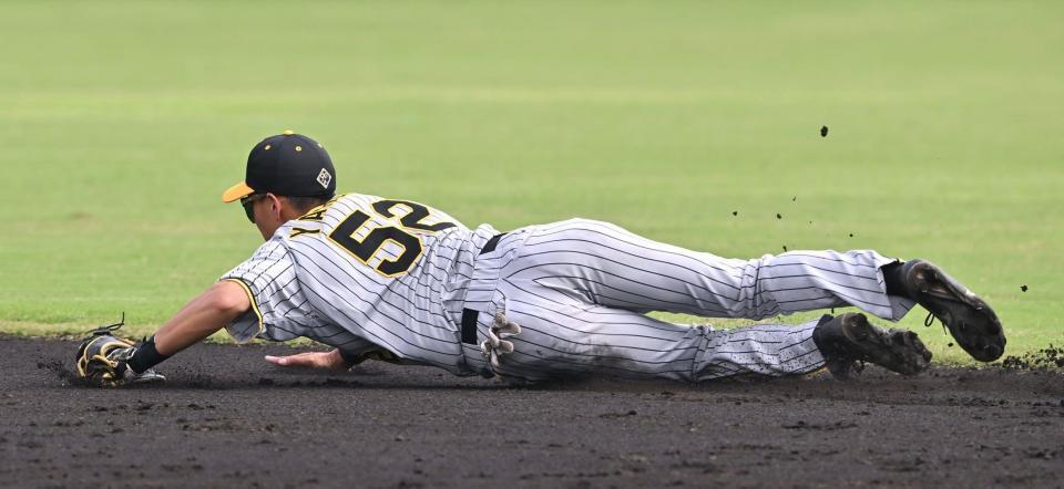 　２回、古川の飛球を飛び込んで好捕する山田（撮影・北村雅宏）