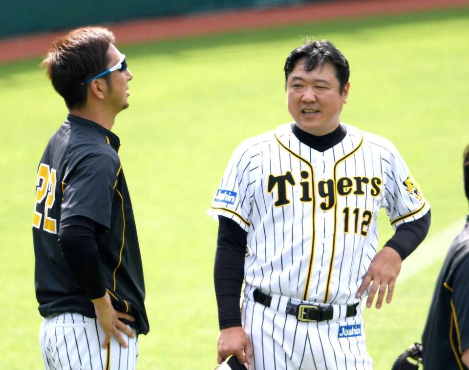 　藤川（左）と話す片山ブルペン捕手＝２０１９年