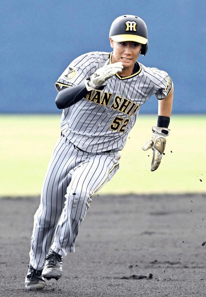 　１回、野口の中前打で三進する山田（撮影・北村雅宏）