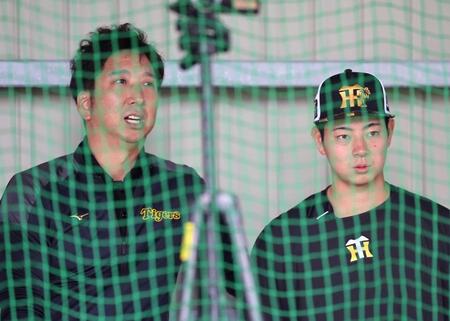 　春季キャンプで藤川ＳＡ（当時、左）からアドバイスを受ける下村＝２月１０日、具志川