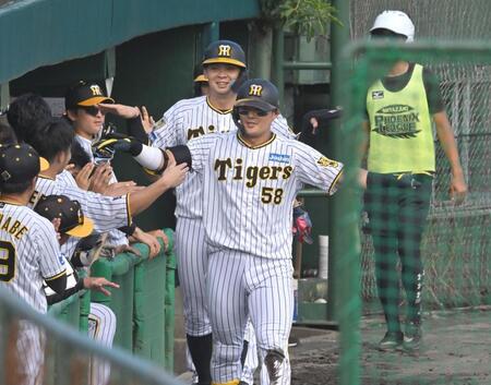 　６回、逆転となる３ランを放った前川（中央）はベンチ前でポーズを見せる（撮影・北村雅宏）