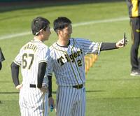 　引退試合を控えた藤川と自撮りする岩崎＝２０年１１月