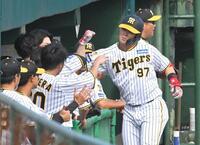 　６回、ソロを放った野口はナインとタッチを交わす（撮影・北村雅宏）