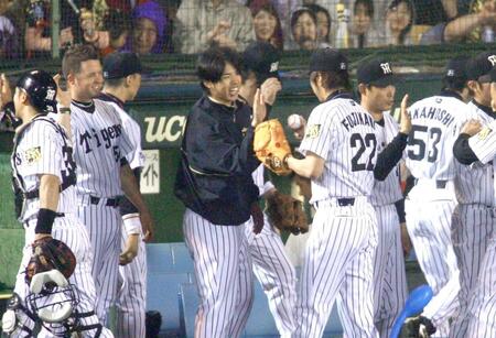 　藤川（２２）からウイニングボールを受け取る井川（中央）＝０６年６月