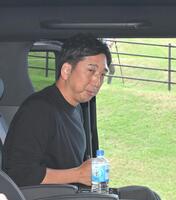 　視察を終え、車に乗り込んだ藤川新監督（撮影・北村雅宏）