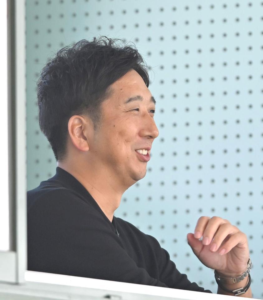 　試合を視察する藤川新監督（撮影・北村雅宏）