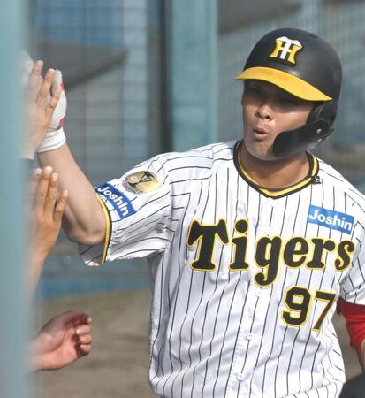 　１０回、ソロを放った野口はナインに迎えられる（撮影・北村雅宏）