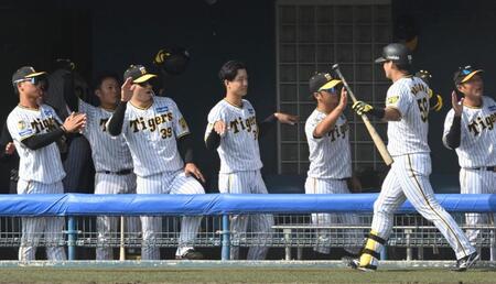 　５回、先制となる２ランを放った前川（右から２人目）を迎える阪神ナイン（撮影・北村雅宏）