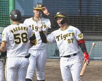 　５回、先制となる２ランを放った前川を迎える野口（右）＝撮影・北村雅宏