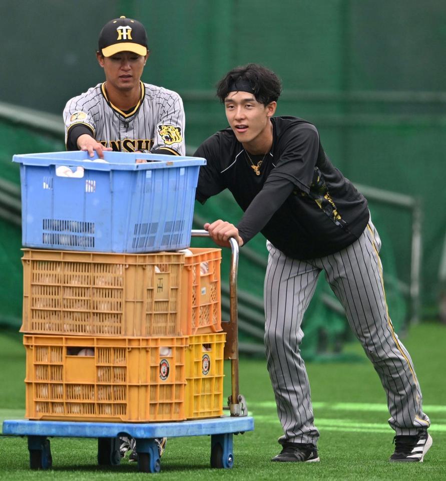 　ボールを積んだカゴを運ぶ小幡（右）＝撮影・北村雅宏