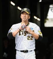 　ミーティングを終え、グラウンドへ向かう藤川監督（撮影・田中太一）