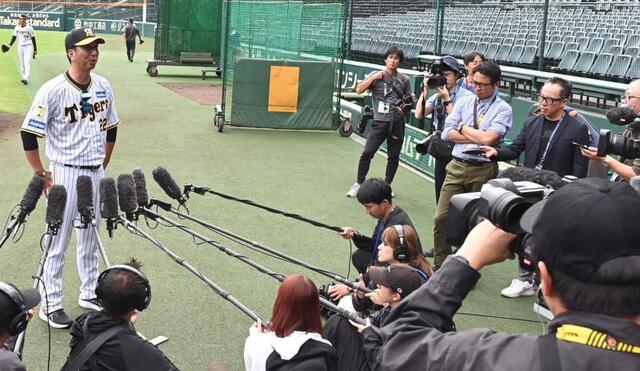 　取材に応じる藤川監督（撮影・田中太一）