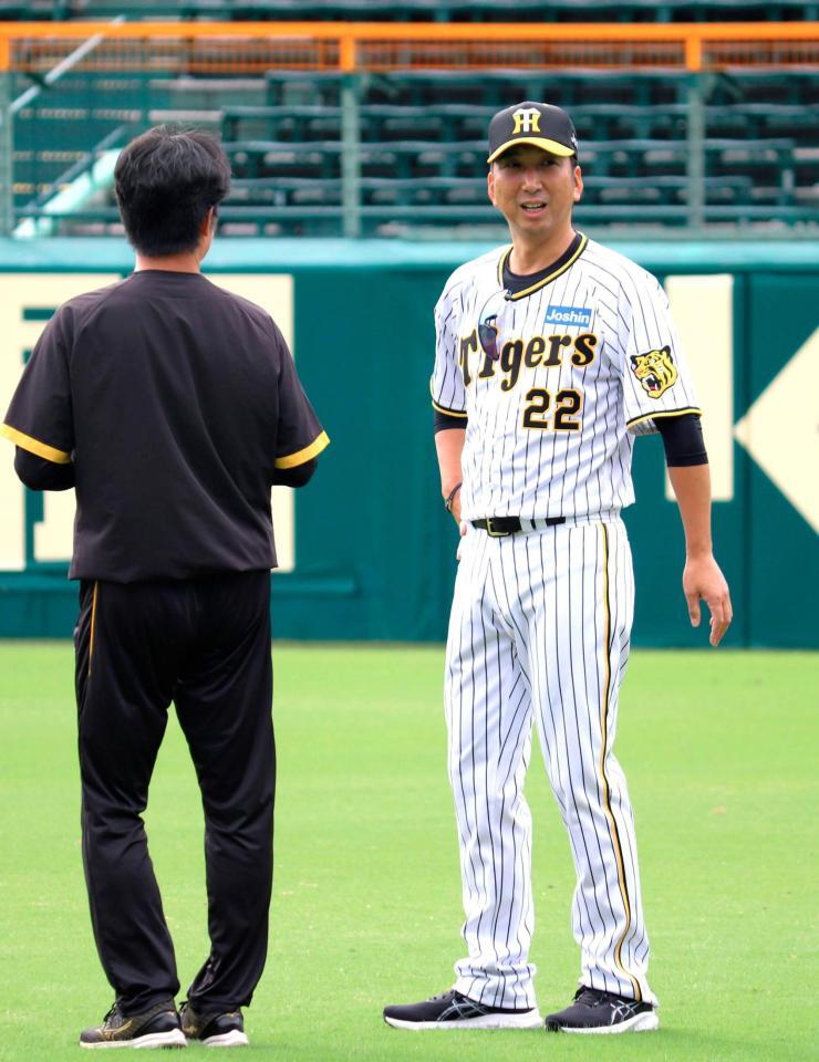 　秋季練習が始まり、スタッフに声をかける藤川新監督