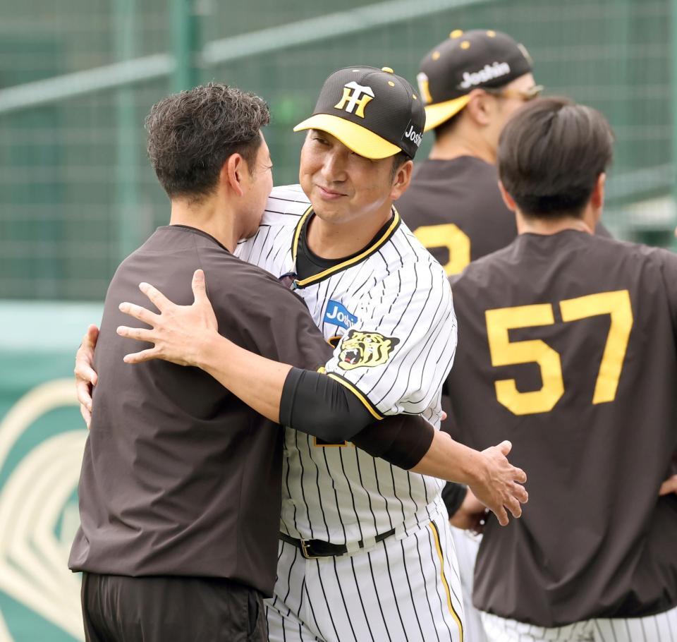 　スタッフとハグする藤川監督（撮影・田中太一）