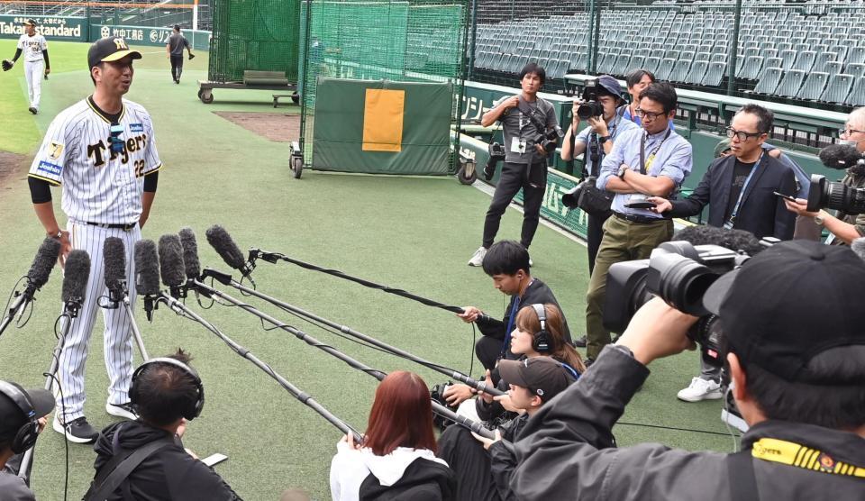 　取材に応じる藤川監督（撮影・田中太一）