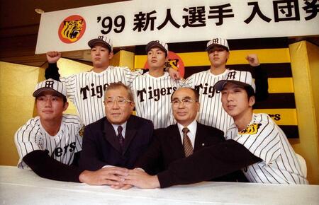 　９９年度阪神新入団選手発表、（前列左から）金沢、野村監督、高田球団社長、藤川、（後列左から）部坂、福原、寺田＝９８年１２月２１日