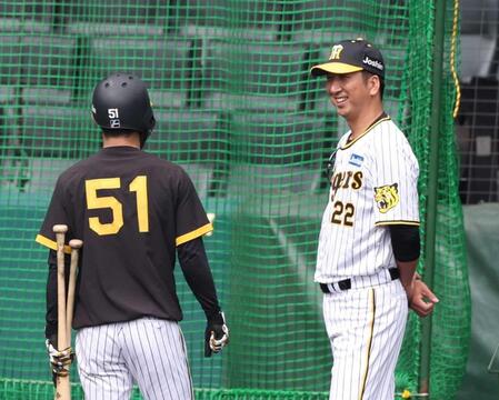 　打撃練習を終えた中野（左）に声をかける藤川監督園（撮影・中田匡峻）