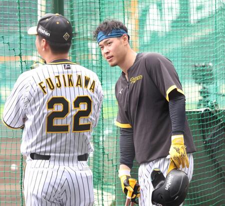 　藤川監督と話をする佐藤輝（撮影・田中太一）