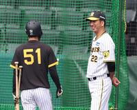 　打撃練習を終えた中野（左）に声をかける藤川監督園（撮影・中田匡峻）