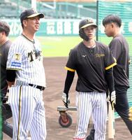 　打撃練習前、藤川監督と話をする中野（撮影・田中太一）
