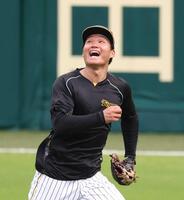 　打撃練習の打球を追う森下（撮影・中田匡峻）