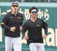 　ダッシュを繰り返す森下（右）と佐藤輝（撮影・田中太一）