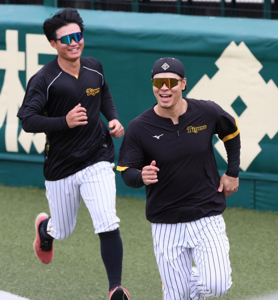 　ダッシュを繰り返して汗を流す佐藤輝。左は森下（撮影・立川洋一郎）