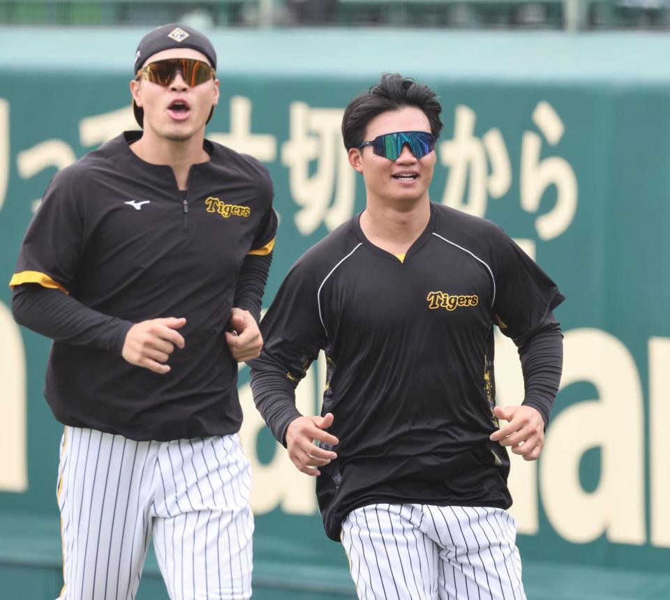 　ダッシュを繰り返す森下（右）と佐藤輝（撮影・田中太一）