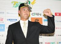 　阪神から５位指名を受け、ガッツポーズをする富山サンダーバーズ・佐野大陽（撮影・坂部計介）