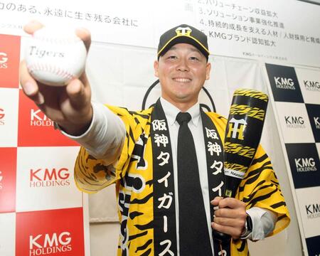 　阪神から３位指名を受け、ポーズを決めるＫＭＧホールディングス・木下里都（撮影・石井剣太郎）